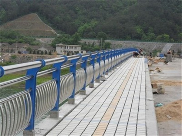 河池不锈钢桥梁护栏的特性及其在现代建筑中的应用